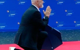 Baş nazir onu diz çökərək qarşıladı  FOTO