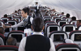Təyyarədə "panik atak" ke&ccedil;irən qadın gərginlik yaratdı 